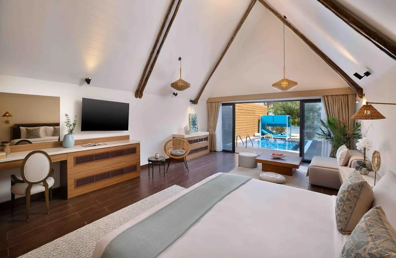 Anantara World Islands Dubai Resort 5*,